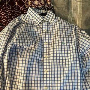 Medium sized dress shirt .